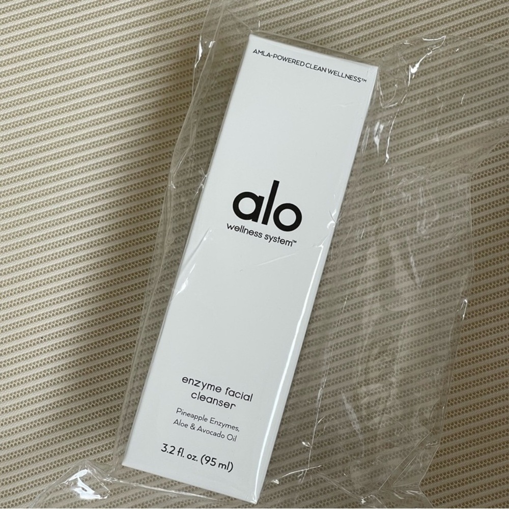 NEW Alo Yoga Enzyme facial cleanser